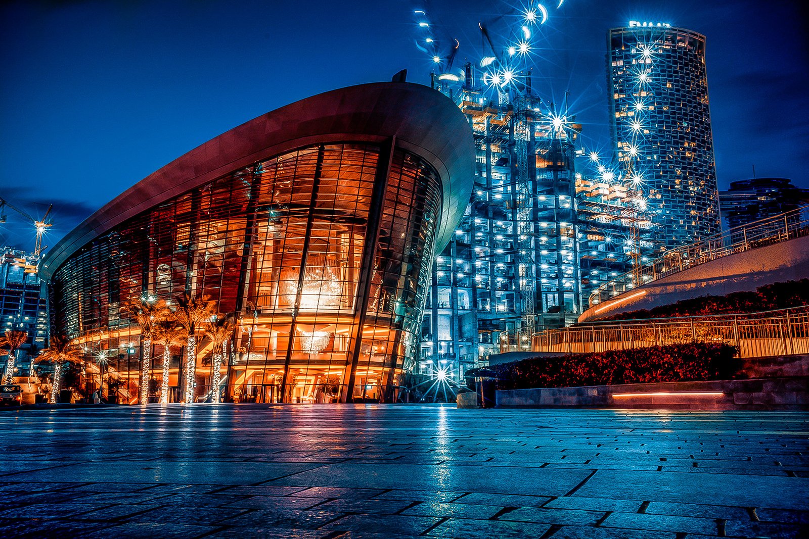 Arquitetura moderna de cidade à noite